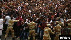 Les forces de l’ordre chargent des manifestants lors d’une protestation en plein d'action de grâces du peuple Oromo, à Bishoftu, région d'Oromia, Ethiopie, 2 octobre 2016. 