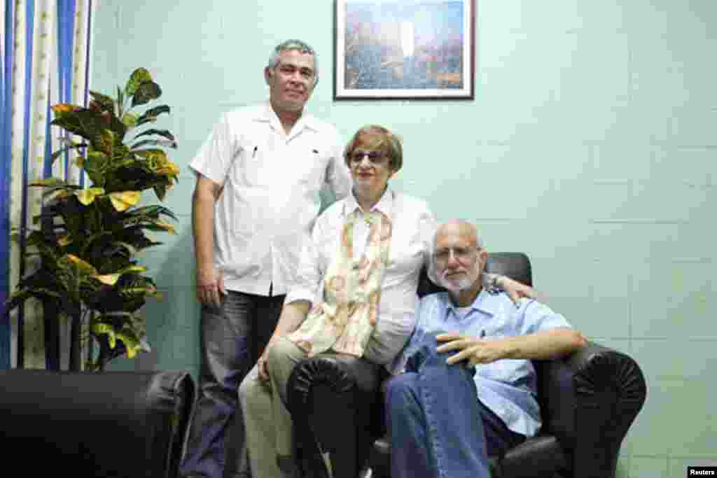 Alan Gross (o'ngda) uni ko'rgani kelgan Kuba yahudiy jamoasi vakillari bilan, 28-sentabr, 2012-yil.