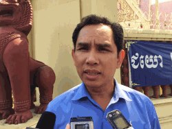 លោក អំ សំអាត មន្រ្តី​ជាន់​ខ្ពស់​ផ្នែក​អង្កេត​នៃ​អង្គការ​ការពារ​សិទ្ធិ​មនុស្ស​លីកាដូ ដែល​បាន​ឃ្លាំ​មើល​ដំណើរ​ការ​សវនាការ​កាត់​ទោស​សកម្មជន​បឹងកក់​គឺអ្នកស្រី ទេព វន្នី​ ថ្លែង​ទៅ​កាន់​អ្នកសារ​ព័ត៌មាន នៅ​ថ្ងៃទី​៧ ខែ​កុម្ភៈ ឆ្នាំ​២០១៧។ (VOA)