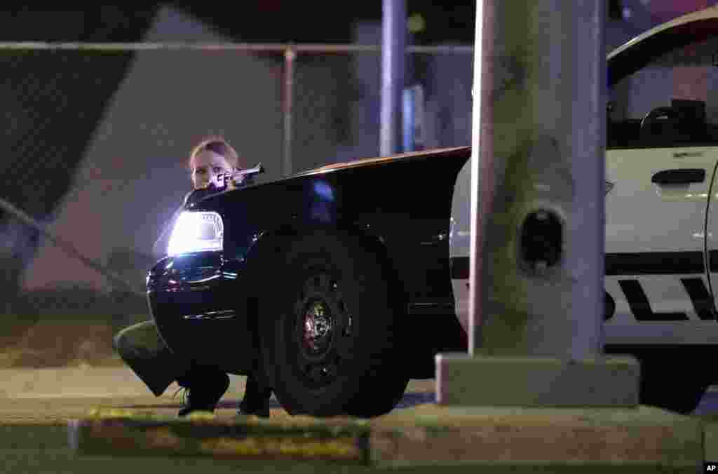 La police se met en place après la fusillade lors d'un festival de musique, à Las Vegas, le 1er octobre 2017.