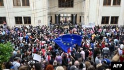 Tbilisinin mərkəzində parlament binası qarşısında toplaşan nümayişçilər "xarici təsir" qanununa etiraz edir. 28 may 2024-cü il