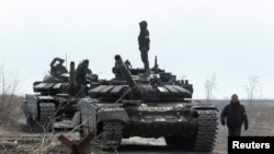 Anggota pasukan pro-tentara Rusia terlihat di pinggiran kota Mariupol, Ukraina, pada 20 Maret 2022. (Foto: Reuters/Alexander Ermochenko)