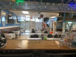 Foto del interior del restaurante guatemalteco El Manantial, ubicado en Arlington, Virginia. Su propietario, Alvaro Ronquillo, ha tenido que cerrarlo debido a las bajas ventas que se han producido durante el período de la pandemia.
