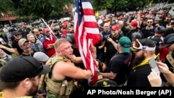Ultradesničari na ulicama Portlanda (Foto: AP/Noah Berger)