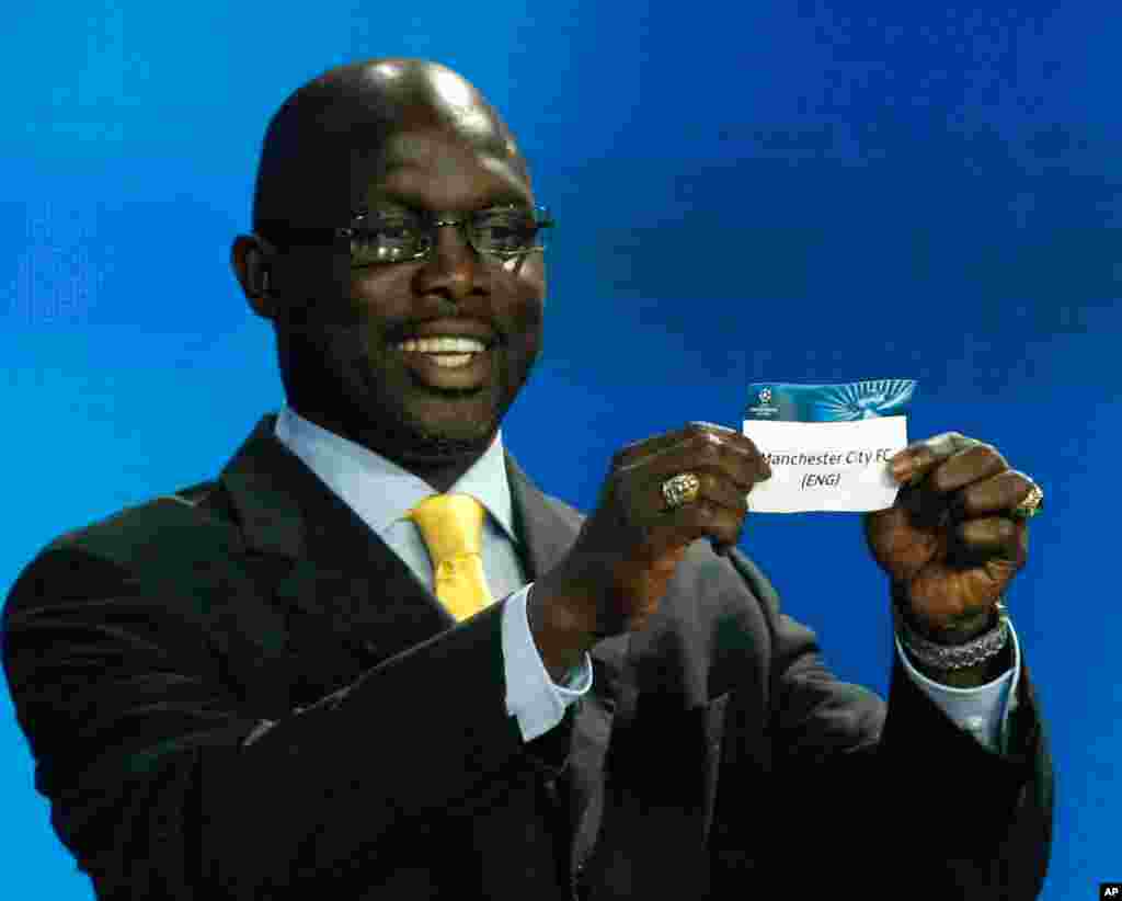 L'ancien footballeur libérien George Weah montre le nom de Manchseter City, qui va jouer dans le groupe D lors de la Champions League de l’UEFA à Monaco, jeudi, le 30 aout 2014. Weah a annoncé sa candidat aux prochaines élections pour le Sénat après au Liberia.