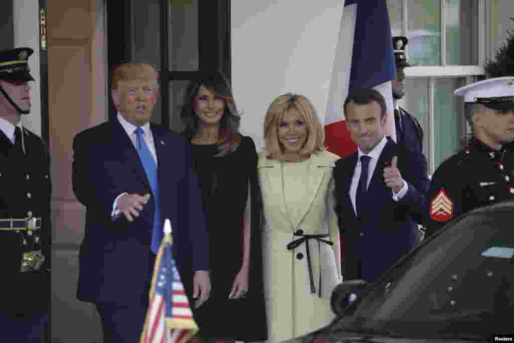 Le président américain Donald Trump et la première dame Melania Trump accueillent le président français Emmanuel Macron et son épouse Brigitte Macron à la Maison Blanche à Washington, États-Unis, le 23 avril 2018. 