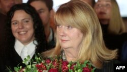 Вилија Блинкевичиуте, лидерка на Социјалдемократската партија на Литванија разговара со новинарите додека резултатите од излезните анкети се објавени во Вилнус, за време на вториот круг од парламентарните избори на 27 октомври 2024 година.