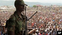 Seorang tentara pemberontak M23 dalam sebuah rally di depan ribuan warga Kongo (21/11/2012). Pasukan perdamaian PBB bentrok dengan kelompok M23 dan pertempuran antara tentara Kongo dengan gerakan M23 memasuki hari ke-3.