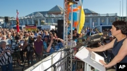 Ketua partai Alternatif untuk Jerman (AfD) Frauke Petry berbicara dalam kampanye di Mecklenburg, West Pomerania (20/7).