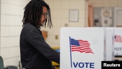 Un hombre vota en un sitio de votación en Detroit, Michigan, mientras demócratas y republicanos celebran sus elecciones primarias en Michigan, EE.UU., el 27 de febrero de 2024. 