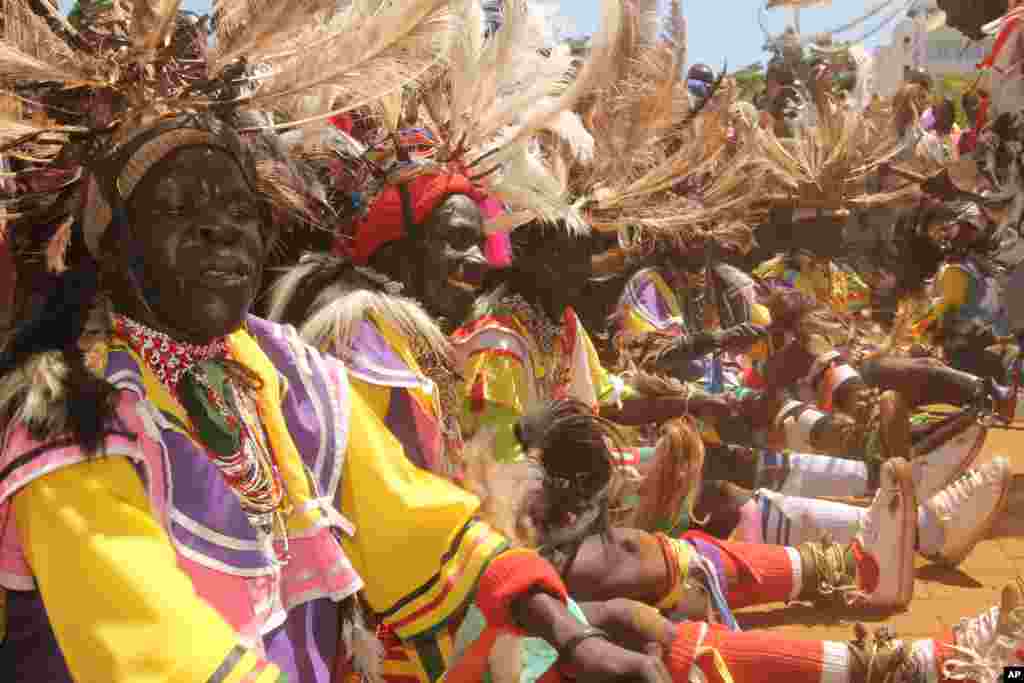 Mazauna Kismu Sanye Da Kayan Al'adaun Gargajiya Wadanda Aka Fi Sani Da Tera Buru A Al'adar Luo Dake Kasar Kenya. 