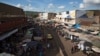Pasar di Bamako, Mali, 26 Agustus 2020. (Foto: ANNIE RISEMBERG / AFP)
