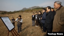 한국 국회 외교통일위원회 소속 의원들이 2일 북한 개성 만월대 남북공동발굴조사 현장을 시찰하고 있다.