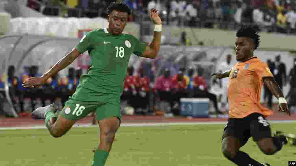 L'attaquant nigérian Alex Iwobi lors du match de qualification entre le Nigeria et la Zambie dans la ville d'Uyo, Nigeria, le 7 octobre 2017