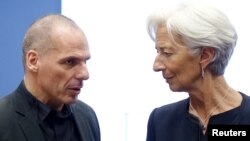 Greek Finance Minister Yanis Varoufakis talks to International Monetary Fund (IMF) Managing Director Christine Lagarde (R) during a euro zone finance ministers meeting in Luxembourg, June 18, 2015.