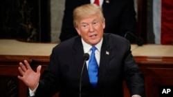 El estado sirio negó que fuerzas del gobierno hubieran lanzado algún ataque químico, y Rusia, el aliado más poderoso del presidente Bashar al-Assad, calificó de falso al reporte. En la foto, el presidente de Estados Unidos Donald Trump en el capitolio, el 30 de enero de 2018. 