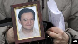 Сергій Магнітський економіст та юрист, партнер британської юридичної компанії Firestone Duncan. Його смерть в ізоляторі «Матроська тиша» у 2009-му році викликала значний резонанс в суспільстві. У 2010-му європейські документалісти зняли фільм «Справедливі