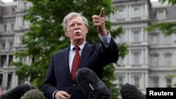 ARCHIVO: El asesor de seguridad nacional de EE.UU. John Bolton, habla con periodistas en la Casa Blanca en Washington, el 1 de mayo de 2019. REUTERS / Kevin Lamarque.