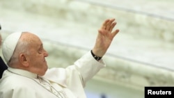 El papa Francisco saluda al arribar al salón Pablo VI en el Vaticano este 24 de enero de 2024 durante el día de la audiencia semanal.