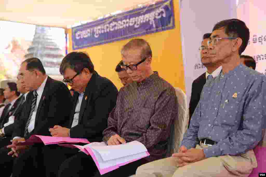 ពីឆ្វេងទៅស្តាំ(ទីពីរ)លោកសុន ឆ័យ អ្នកតំណាងរាស្រ្តជាន់ខ្ពស់នៃគណបក្សសង្រ្គោះជាតិលោក សឺន ស៊ូប៊ែ ទីប្រឹក្សាផ្ទាល់នៃព្រះមហាក្សត្រសម្ដេចព្រះនរោត្តម សីហមុនី និងព្រះអង្គម្ចាស់ ស៊ីសុវត្ថិ ធម្មិកោ អតីតលេខាផ្ទាល់របស់សម្តេចឪព្រះបាទសម្តេចព្រះនរោត្តម សីហនុ ចូលរូមពិធីមួយនៅវត្តចាស់នៃរាជធានីភ្នំពេញ នៅថ្ងៃទី០៤មិថុនា ឆ្នាំ២០១៦ នៅក្នុងការប្រារព្ធខួប៦៧ឆ្នាំ ថ្ងៃអាណានិគមបារាំងកាត់ផ្ទេរទឹកដីខ្មែរដែលបប្ចុប្បន្នហៅថាកម្ពុជាក្រោម ឲ្យប្រទេសវៀតណាមនៅឆ្នាំ១៩៤៩។(ឡេងឡែន/VOA)
