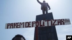 Estátua de Agostinho Neto, Praça da Independência, em Luanda (VOA / Alexandre Neto)