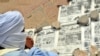Un Mauritanien lit des journaux dans une rue principale de Nouakchott, le 4 juin 2009. (GEORGES GOBET / AFP)