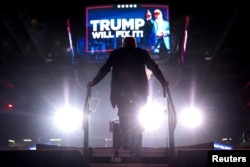 ARHIVA - Republikanski predsednički kandidatt i bivši predsednik Donald Tramp izlazi na binu na mitingu u Hendersonu u Nevadi, 31. oktobra 2024.