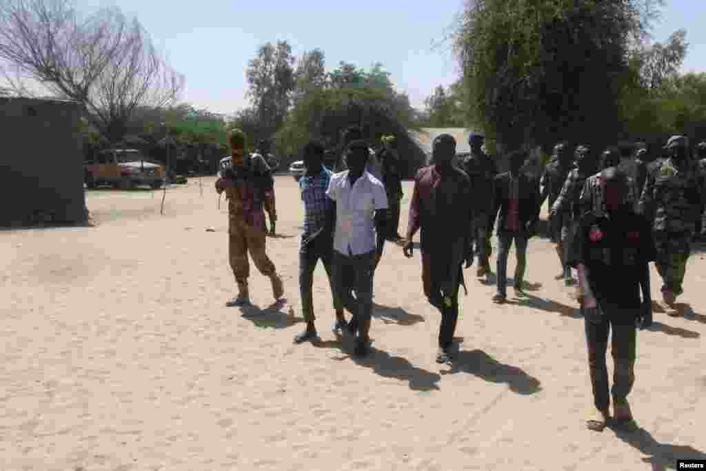 Tsoiffin 'yan kungiyar Boko Haram sun tattaru a gaban sojojin Chadi a garin Ngouboua ran 22 Afrilu, 2015. Yaran sun ce su 'yan kasar Chadi ne wadanda aka tilasta musu shiga kungiyar Boko Haram lokacin da suke karatun allo a Najeriya, amma daga baya sun kubuce suka gudu, suka mika kawunansu ga sojojin Chadi.