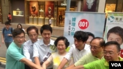 民主黨創黨主席李柱銘、前主席楊森、前政務司司長陳方安生等下午在銅鑼灣時代廣場為港島區許志峰、超級區議會候選人鄺俊宇作最後拉票(美國之音海彥拍攝)