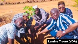Les initiateurs de "1 Burkinabè, 1 arbre" en compagnie de Yacouba Sawadogo, Prix Nobel Alternatif qui soutient l’initiative, Ouagadougou le 30 juin 2021.