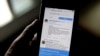Aplikasi Twitter di sebuah ponsel di New Delhi, 4 Februari 2021. (AP Photo / Manish Swarup)