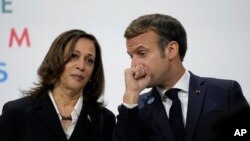 El presidente francés Emmanuel Macron habla con la vicepresidenta estadounidense Kamala Harris durante el Forum de Paz en París el 11 de noviembre del 2021.