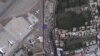Soldados estadounidenses se encuentran dentro del muro del aeropuerto mientras cientos de personas reúnen cerca de un puesto de control de evacuación en el perímetro del aeropuerto en Kabul, Afganistán, el jueves 26 de agosto de 2021.