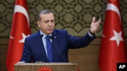 Le président turc Tayyip Erdogan donne un discours lors d'une réunion à son palais à Ankara, le 16 mars 2016. 