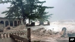 Badai Sandy saat melanda bagian timur Kingston, ibukota Jamaika, Rabu (24/10).