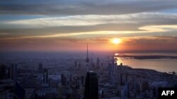 ARSIP - Foto Kuwait City yang diambil dari puncak Menara al-Hamra saat matahari terbenam pada tanggal 19 Desember 2014 (foto: AFP PHOTO/Yasser al-Zayyat)