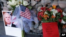 Un memorial improvisado fue creado frente a la oficina del senador republicano por Arizona John McCain el domingo, 26 de agosto de 2018, en Phoenix, Arizona.