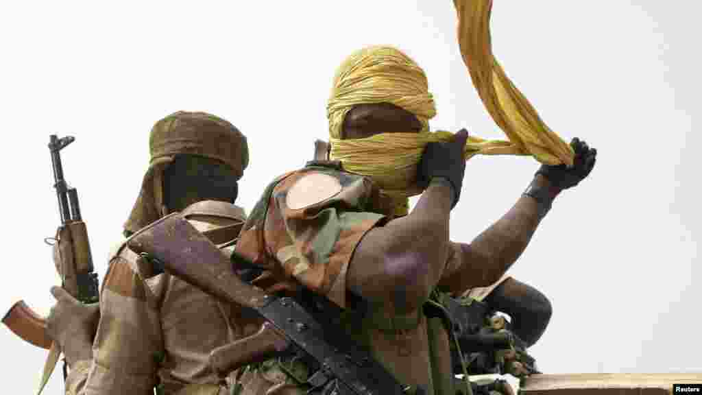 Un soldat tchadien arrange le foulard couvrant son visage lors de l'avancée de son armée vers la ligne de front au cours de la bataille contre le groupe d'insurgés Boko Haram à Gambaru, le 26 février 2015.