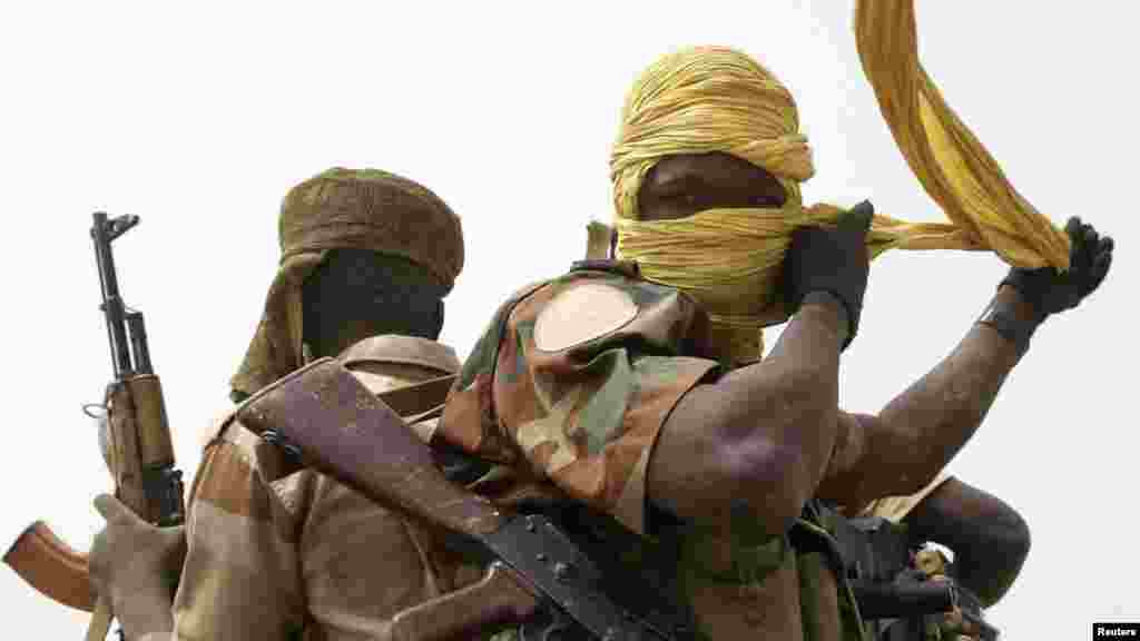 Sojojin Chadi a bakin daga a lokacin da suke fafata fada da ‘yan Boko Haram a garin Gamboru dake Najeriya.