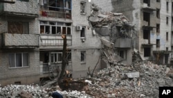 Escombros de una casa en Chasiv Yav, Ucrania, después de ataques aéreos de Rusia el 27 de noviembre de 2022.
