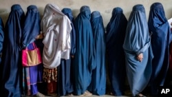 Kobulda yordam so'rab, navbatda turgan ayollar, 23-may, 2023 