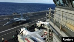 美國海軍裡根號航母參加與日本海上自衛隊和加拿大皇家海軍在西太平洋舉行的大規模“銳劍”聯合軍演。（2018年11月3日）