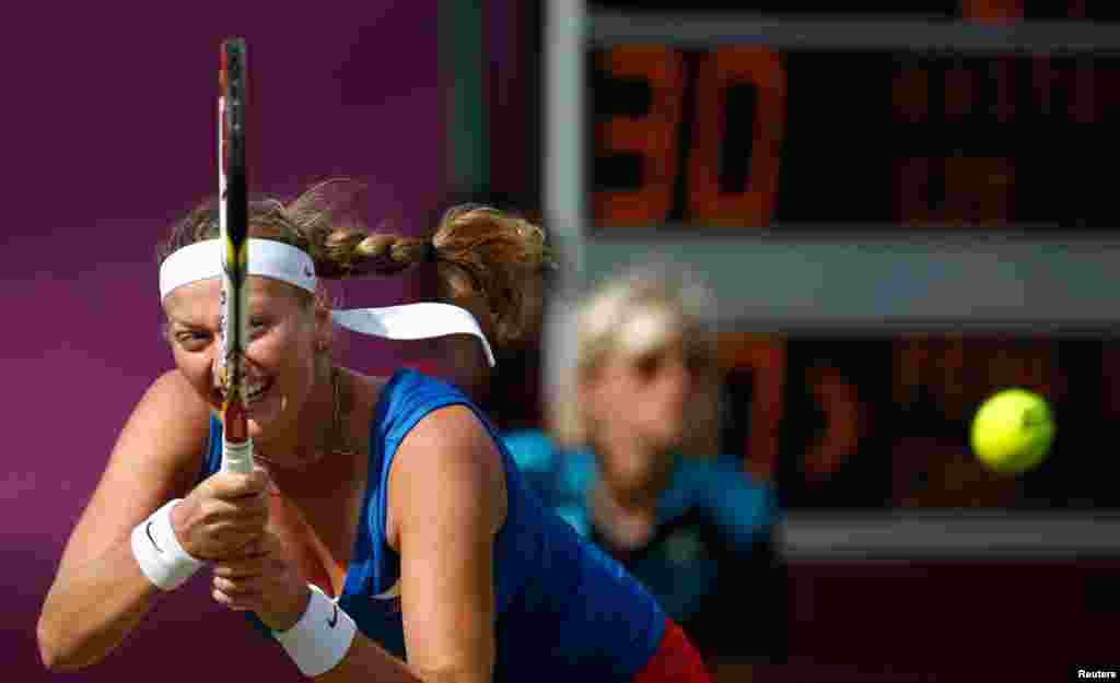 Tay vợt Kvitova Cộng hòa Czech trả bóng lại cho vận động viên Peng, người Trung Quốc trong trận đấu đơn nữ tại Câu lạc bộ Quần vợt All England Lawn.