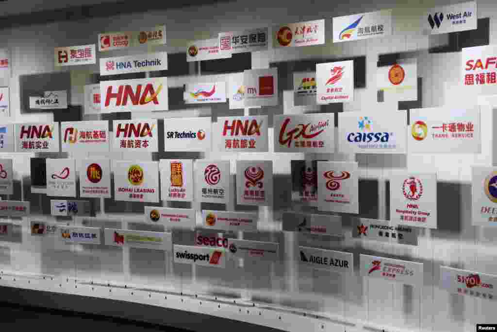 中国海南省海口市海航集团有限公司总部的海航博物馆内展示的海航旗下众多机构的名字和标徽。(2018年1月10日)。最近一个时期中国的监管部门收紧了对企业借贷的控制,要求企业要减少债务,因此海航集团不断出售资产。