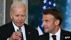 El presidente de EEUU, Joe Biden, brinda con su homólogo francés, Emmanuel Macron, durante una cena de Estado en París, el 8 de junio de 2024.