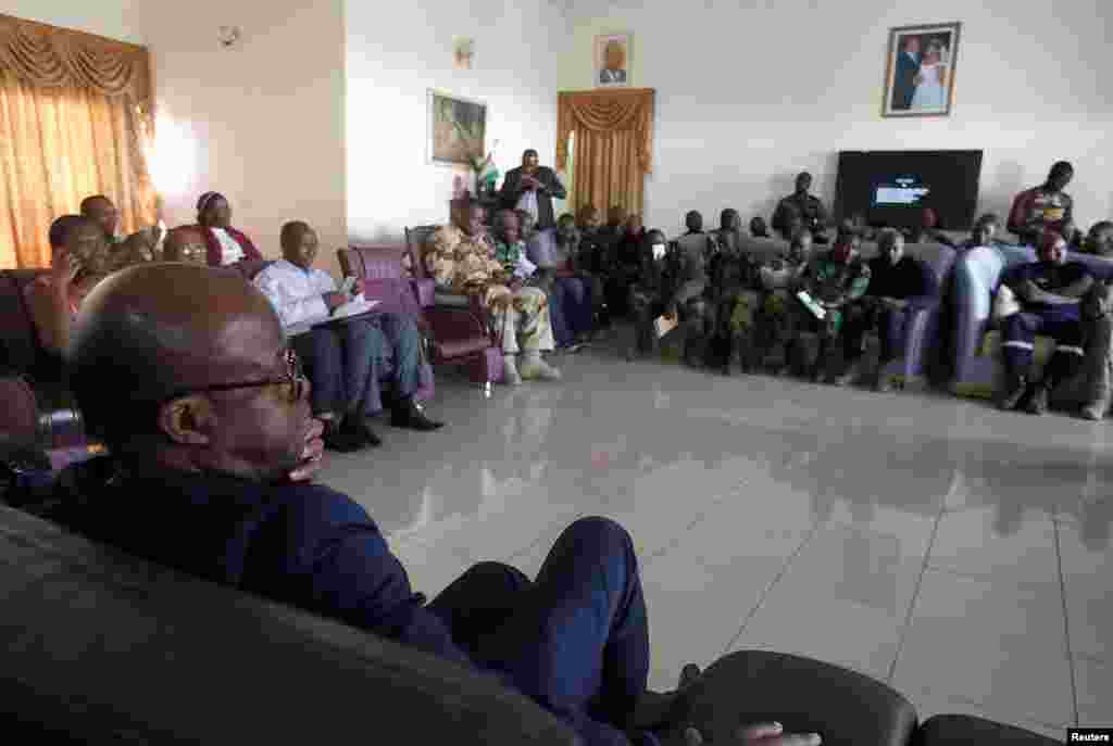 Des soldats mutins discutent avec le ministre de la Défense Alain-Richard Donwahi et sa délégation à Bouaké, Côte d’Ivoire, 7 janvier 2017.