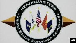 ARCHIVO - El logo del Comando Militar de Estados Unidos en Europa (US EUCOM) en un cuartel militar en Stuttgart, Alemania, el 4 de diciembre de 2006.