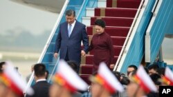 Presiden China Xi Jinping, kiri, dan istrinya Peng Liyuan, kanan, tiba di Bandara Internasional Noi Bai di Hanoi, Vietnam, Selasa, 12 Desember 2023. (Foto: via AP)