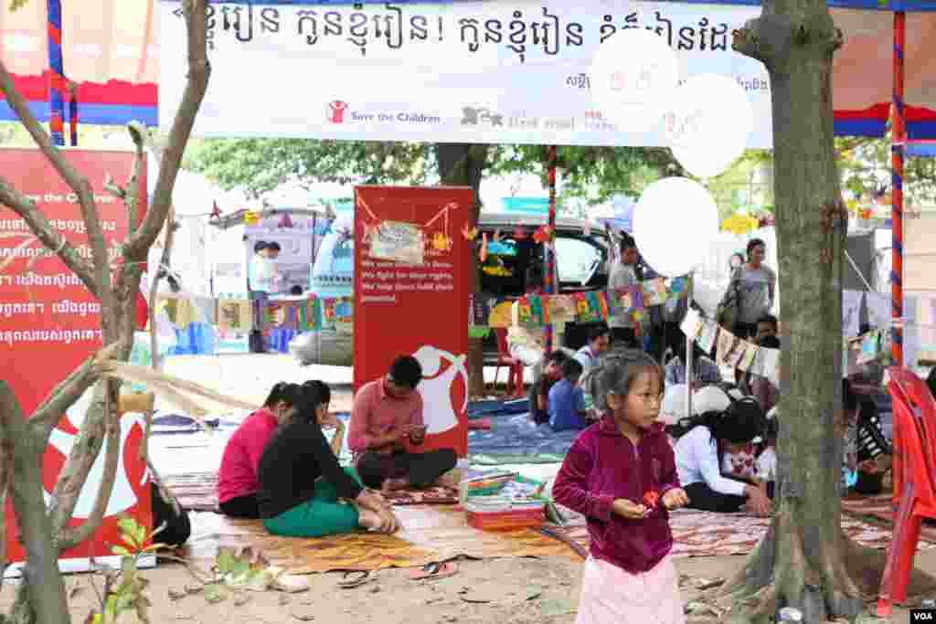ទិដ្ឋភាពទូទៅនៃ«ពិព័រណ៌សៀវភៅនៅកម្ពុជា លើកទី៤» នៅឯបណ្ណាល័យជាតិ ក្នុងរាជធានីភ្នំពេញនៅថ្ងៃទី១១ ខែធ្នូ ឆ្នាំ២០១៥។ (ហ៊ាន សុជាតា/ VOA)