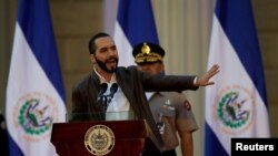 Desde el inicio de la emergencia sanitaria causada por la pandemia del coronavirus, el gobierno salvadoreño se ha visto envuelto en denuncias de parte de ciudadanos así como de la oposición sobre el manejo de la situación.